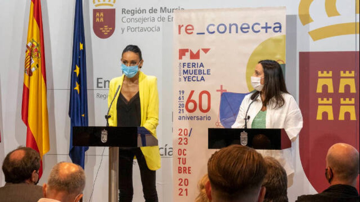 La consejera Maria del Valle Miguelez y la alcaldesa de Yecla y presidenta del comite ejecutivo de la FMY, Maria Remedios Lajara