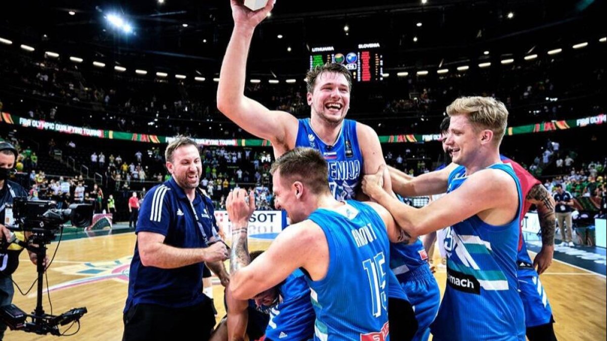 Luka Doncic celebra con sus compañeros la clasificación para Tokyo2020