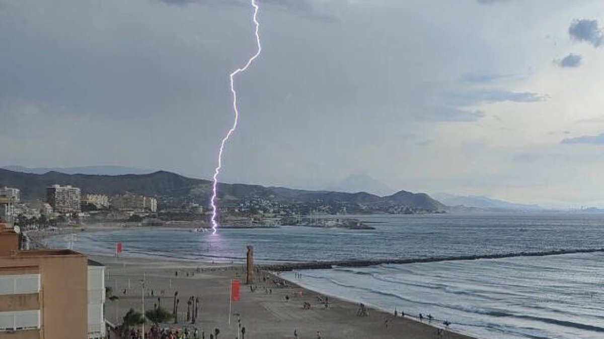 Imagen captada por Carlos Palomares en la playa de El Campello