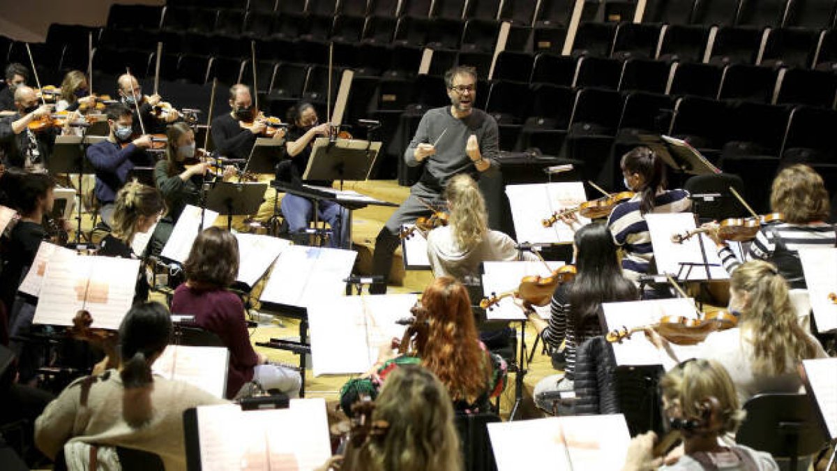 El director del ADDA Simfònica, Josep Vicent, drante un ensayo