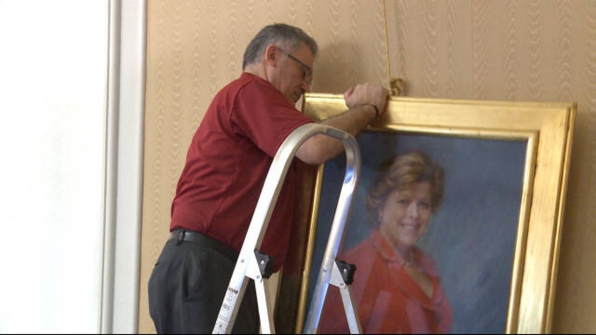 Retirada del retrato de Milagrosa Martínez de las Cortes Valencianas en 2018 / Foto de archivo