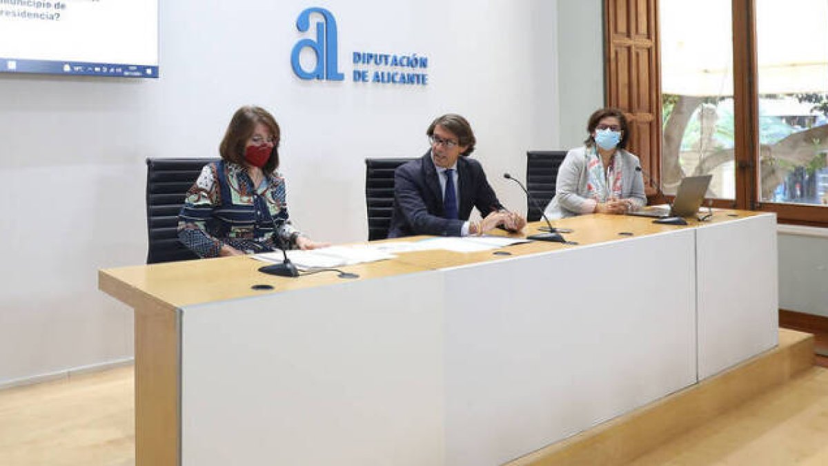 El diputado de Residentes Internacionales, Juan de Dios Navarro, junto a la rectora de la UA, Amparo Navarro, y la profesora de Sociología Raquel Huete