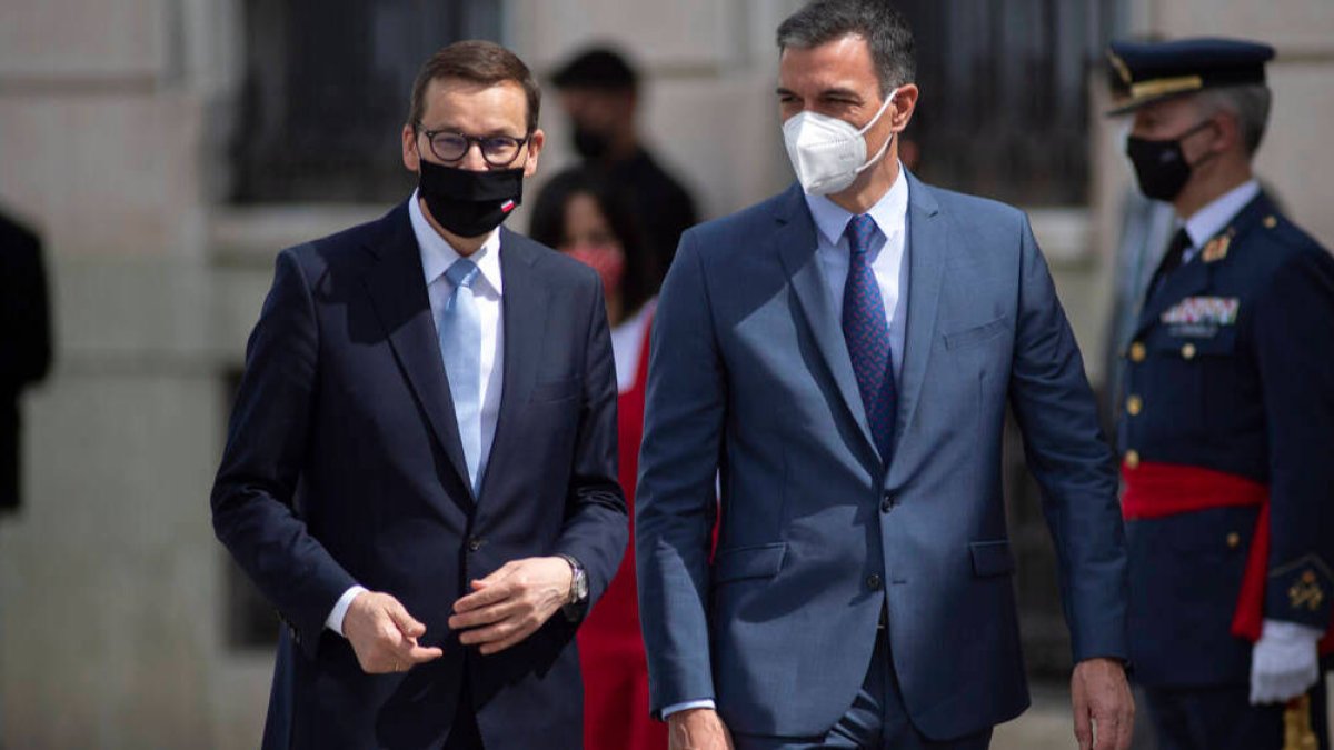 El primer ministro de Polonia, Mateusz Morawiecki y al presidente del Gobierno, Pedro Sánchez,