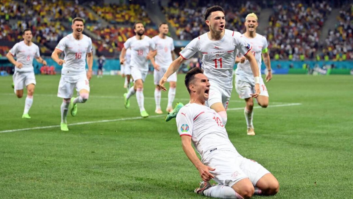 Los jugadores de Suiza, celebrando el gol que les dio la posibilidad de jugar la prórroga.