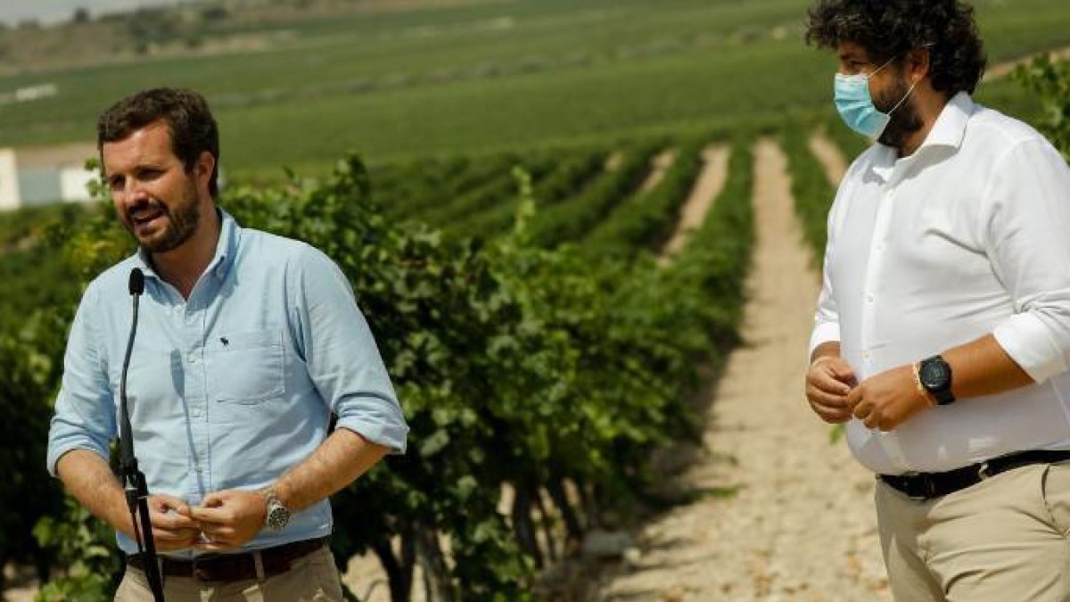 Pablo Casado, durante una visita a una finca.