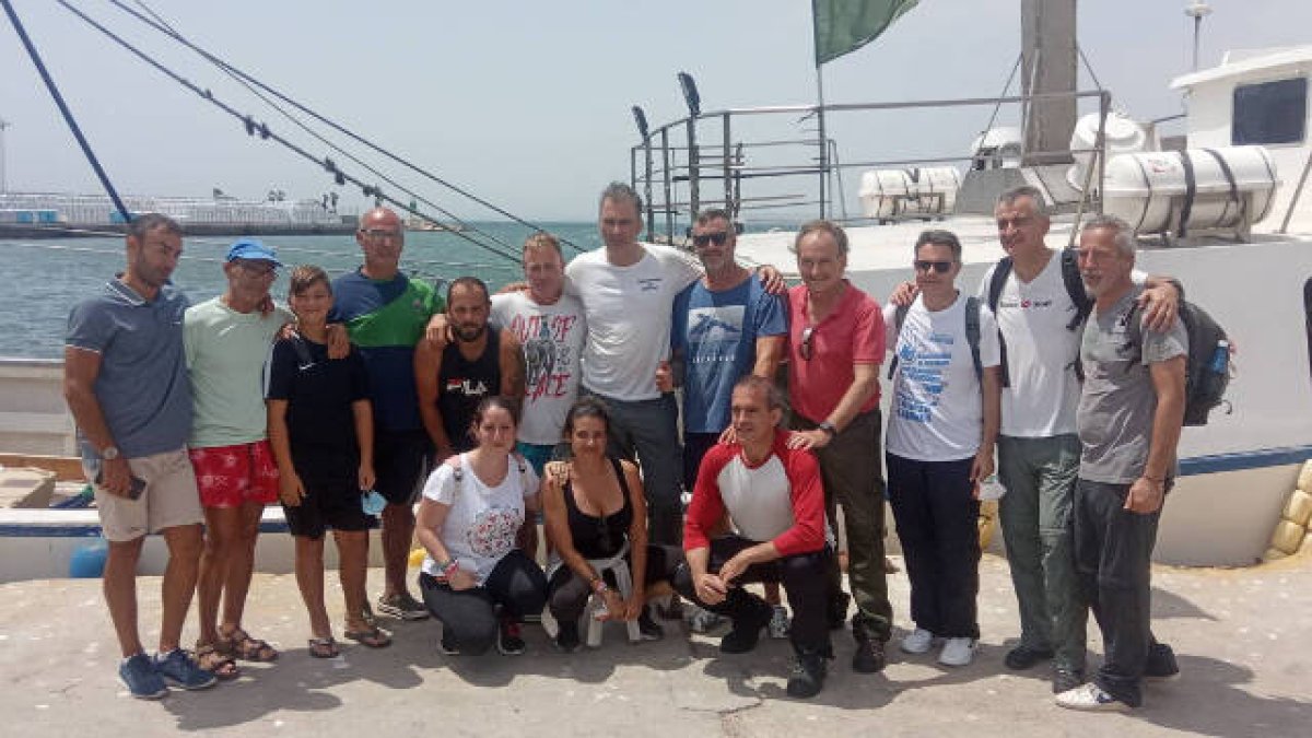 Javier Ortega Smith junto a los pescadores de Santa Pola y a representantes de Vox en las instituciones