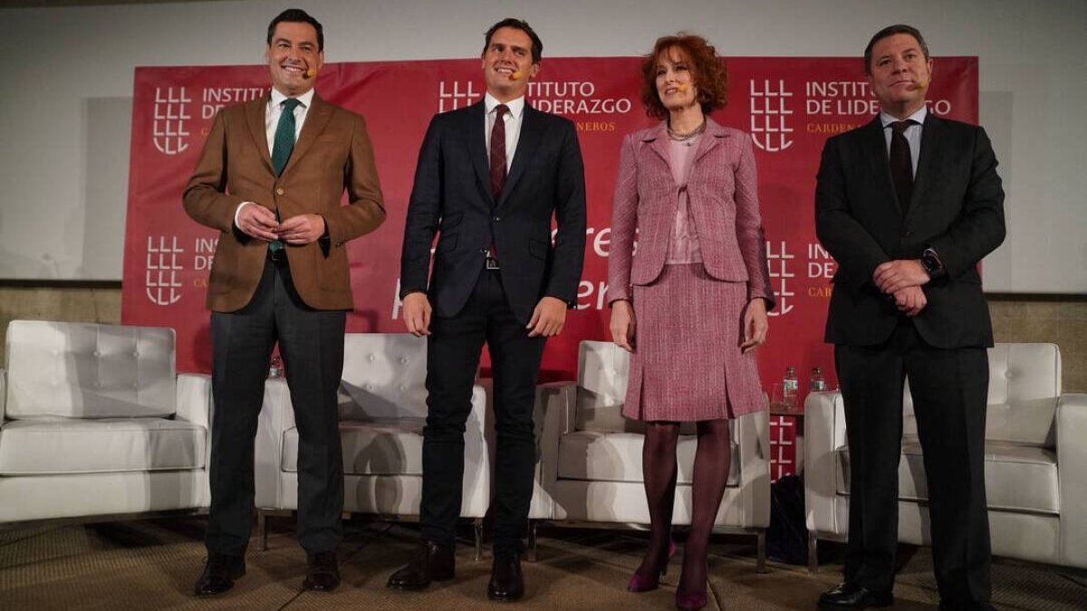 El presidente de la Junta de Andalucía, Juanma Moreno; el exlider de Ciudadanos, Albert Rivera; la moderadora Gloria Lomana; y el presidente de Castilla la Mancha, Emiliano García-Page, en el coloquio celebrado ayer sobre liderazgo.