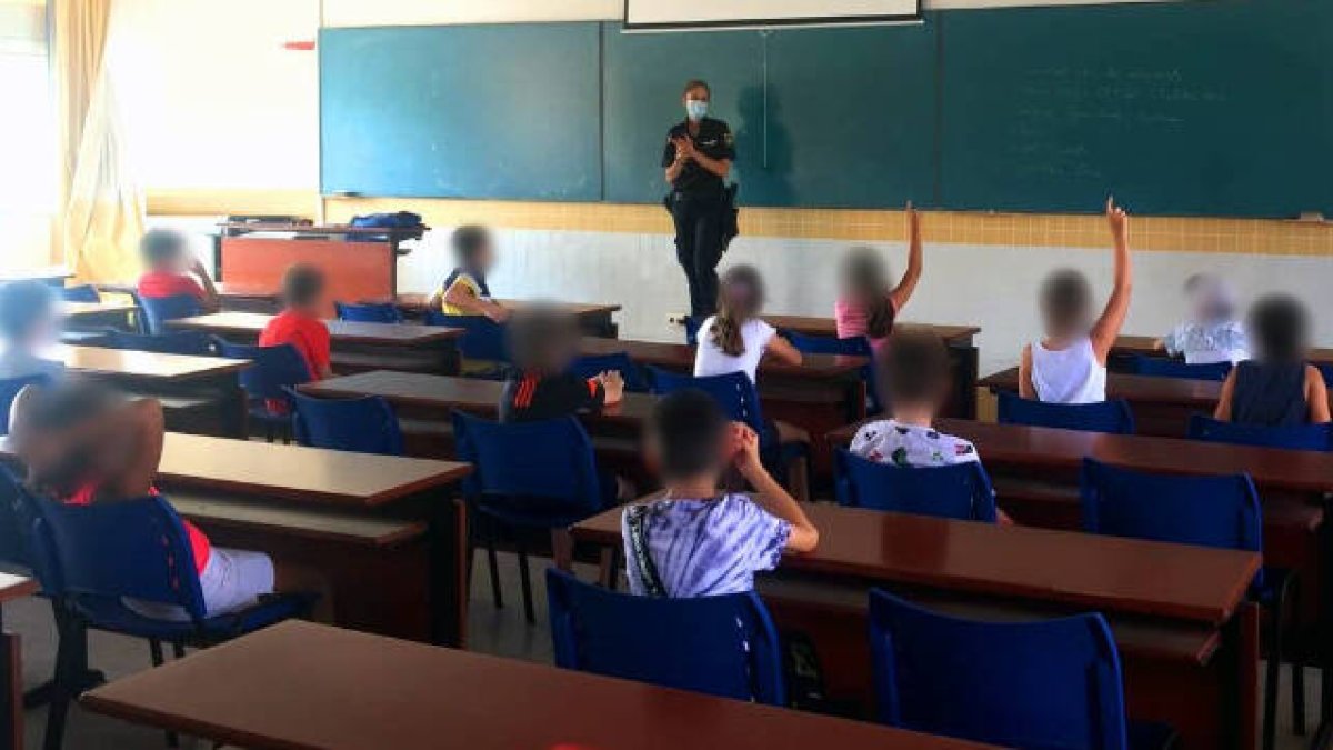 Las aulas deberán reunir las condiciones de seguridad exigidas