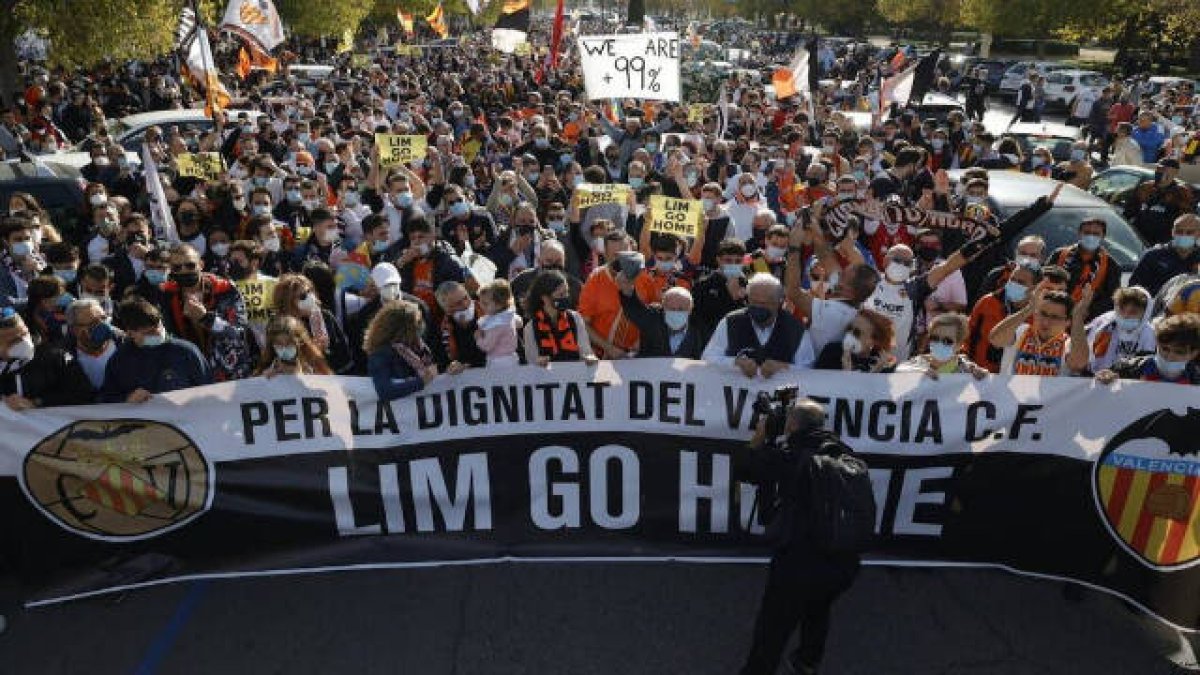 Protesta masiva contra Peter Lim