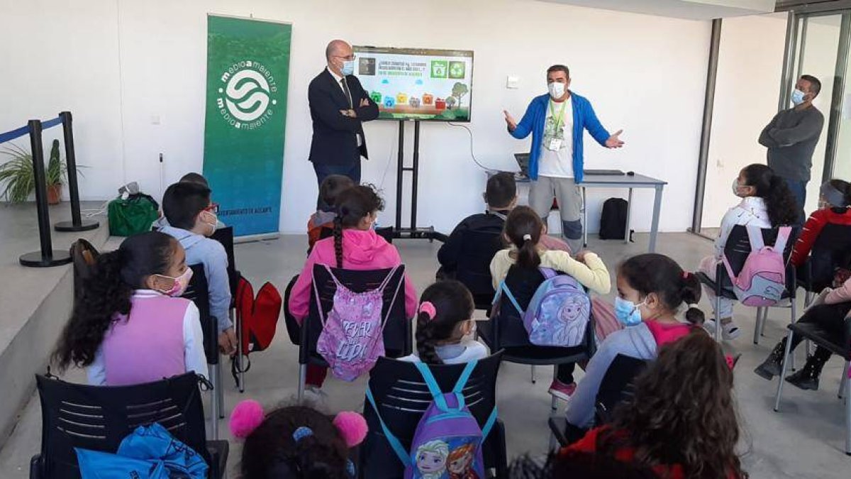 El concejal Manuel Villar ha visitado con los escolares el Observatorio de Medio Ambiente