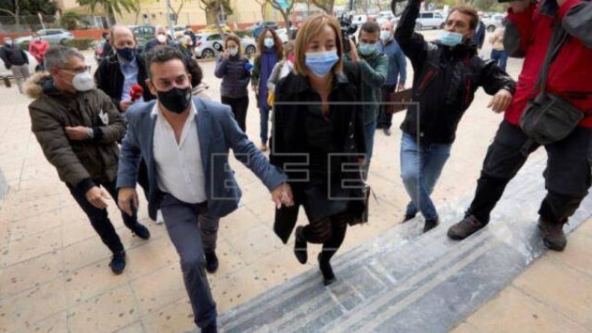 Ximo Coll y Carolina Vives a su entrada en los juzgados de Dènia / Foto EFE