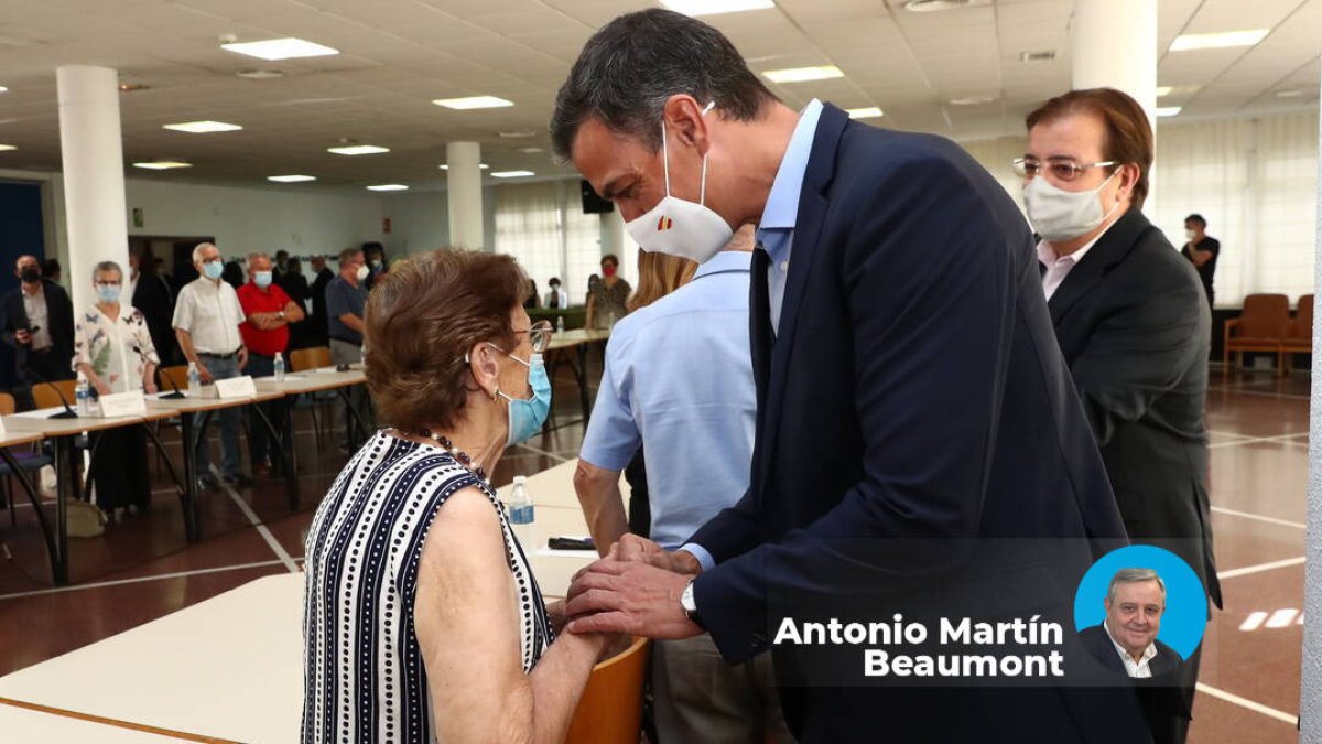 Pedro Sánchez este jueves en un centro de mayores.