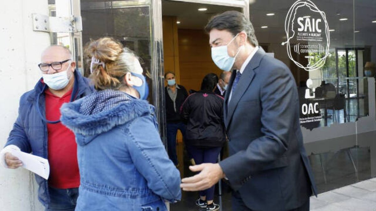 El alcalde de Alicante, Luis Barcala, ha asistido a la inauguración de la oficina SAIC en el Centro Gastón Castelló