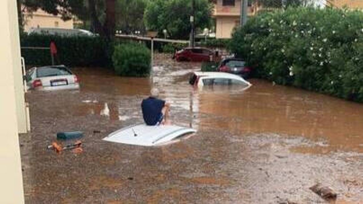 Vehículos anegados en Benicàssim