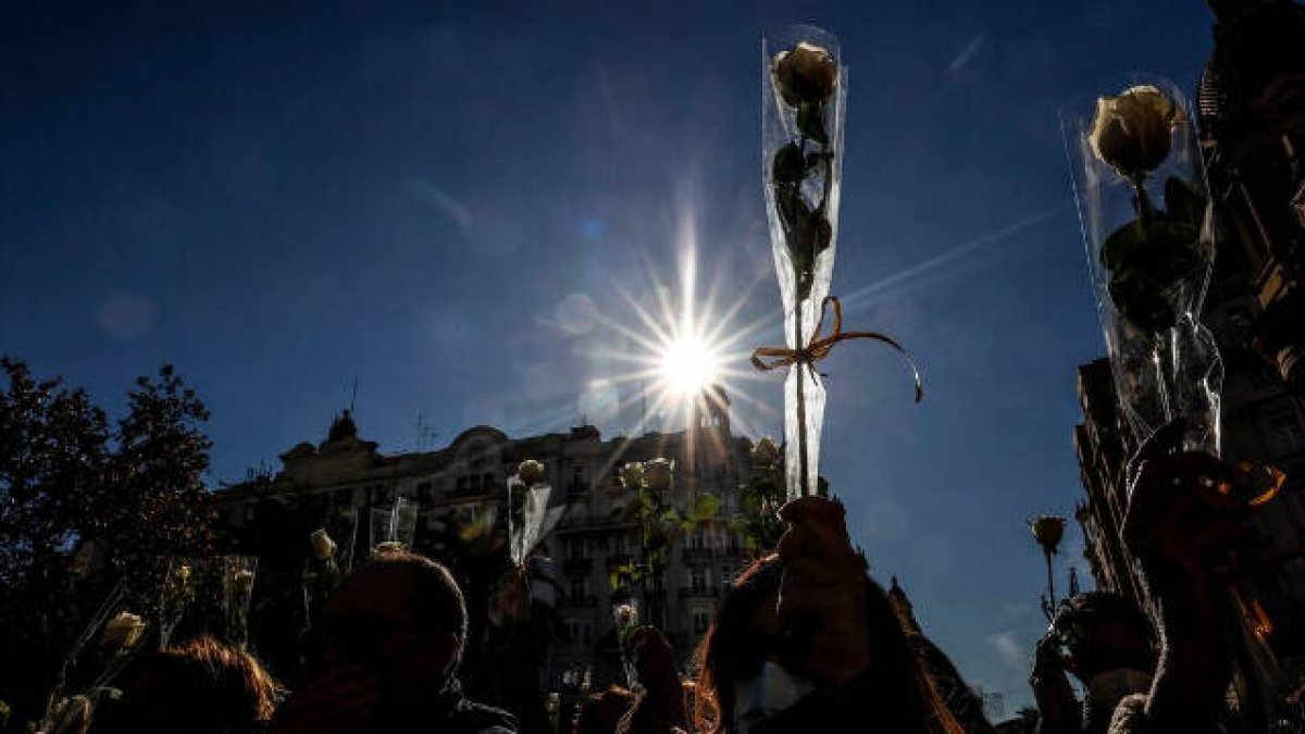 Una marea de rosas blancas recorrió las calles de Valencia en homenaje a Cristina