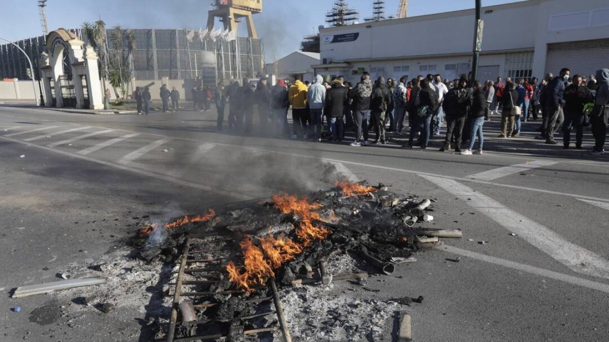 Segunda jornada de la huelga del sector del metal en Cádiz que está afectando al acceso al Hospital de La Línea de la Concepción.