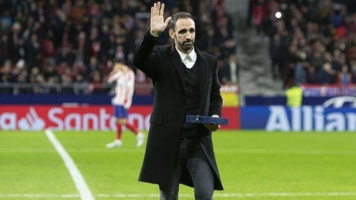 Juanfran, hace dos años, cuando fue homenajeado en el Metropolitano por la afición del Atlético.