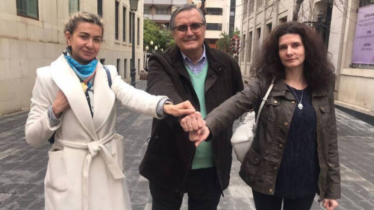 Alfredo lopis se ha reunido este viernes con las representantes de la asociación de ucranianos en Alicante