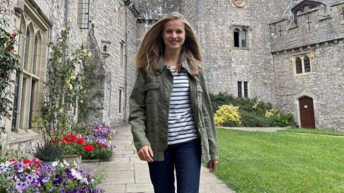 La Princesa Leonor ha posado en los jardines del Castillo de San Donato, el que será su nuevo hogar durante los dos próximos años