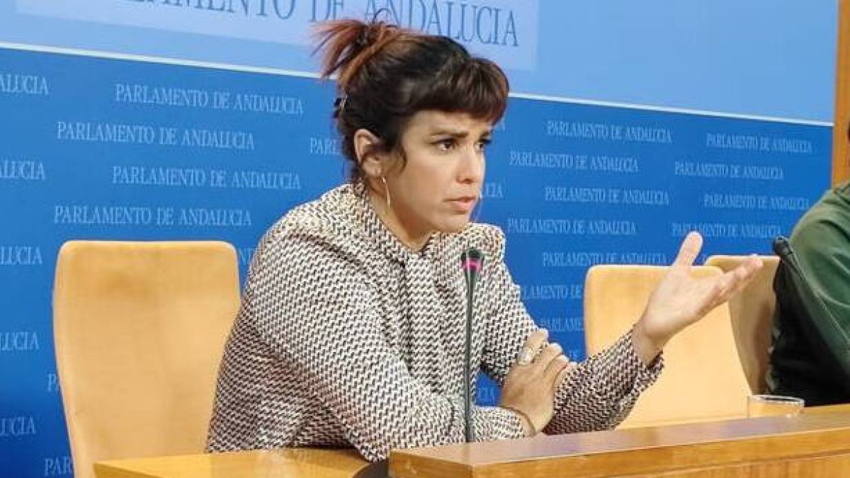 La portavoz de Adelante Andalucía, Teresa Rodríguez, durante su comparecencia en rueda de prensa en el Parlamento.