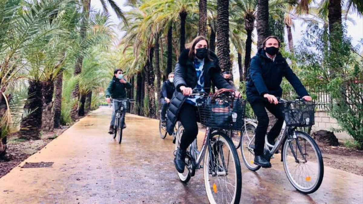 Giussepe Grezzi y Esther Díez han recorrido la ciudad de Elche en bici