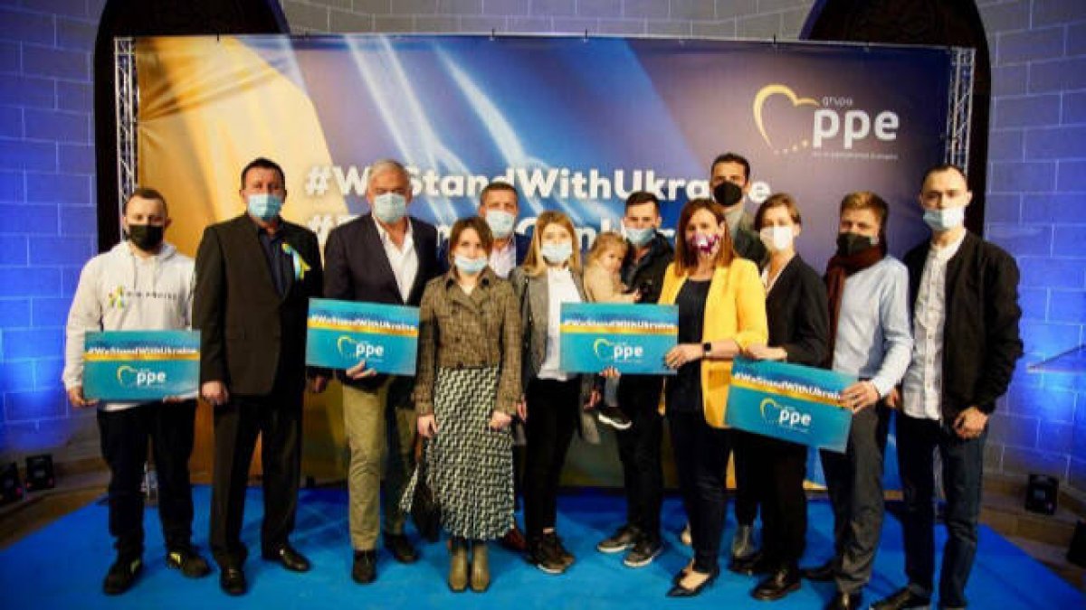 González POns y María José Catalá en un encuentro con ucranianos en Valencia