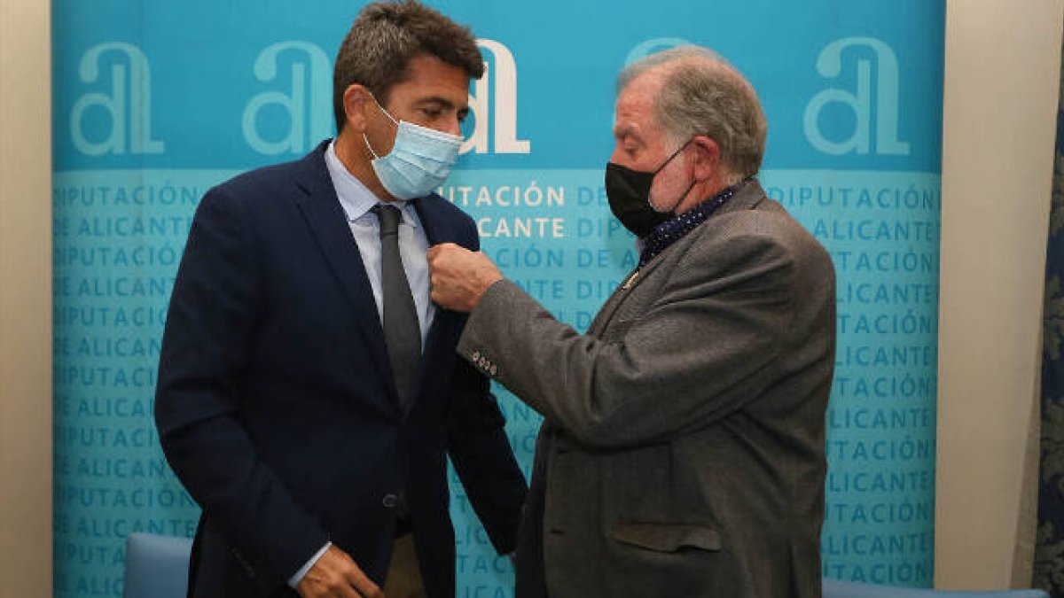 Luis Romero ha condecorado a Carlos Mazón con la insigniade la Casa de Andalucía