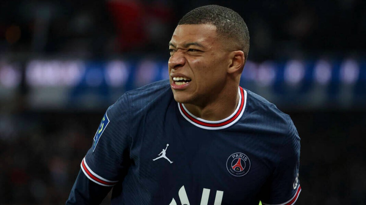 Mbappé se duele en uno de los últimos partidos jugados con el PSG.