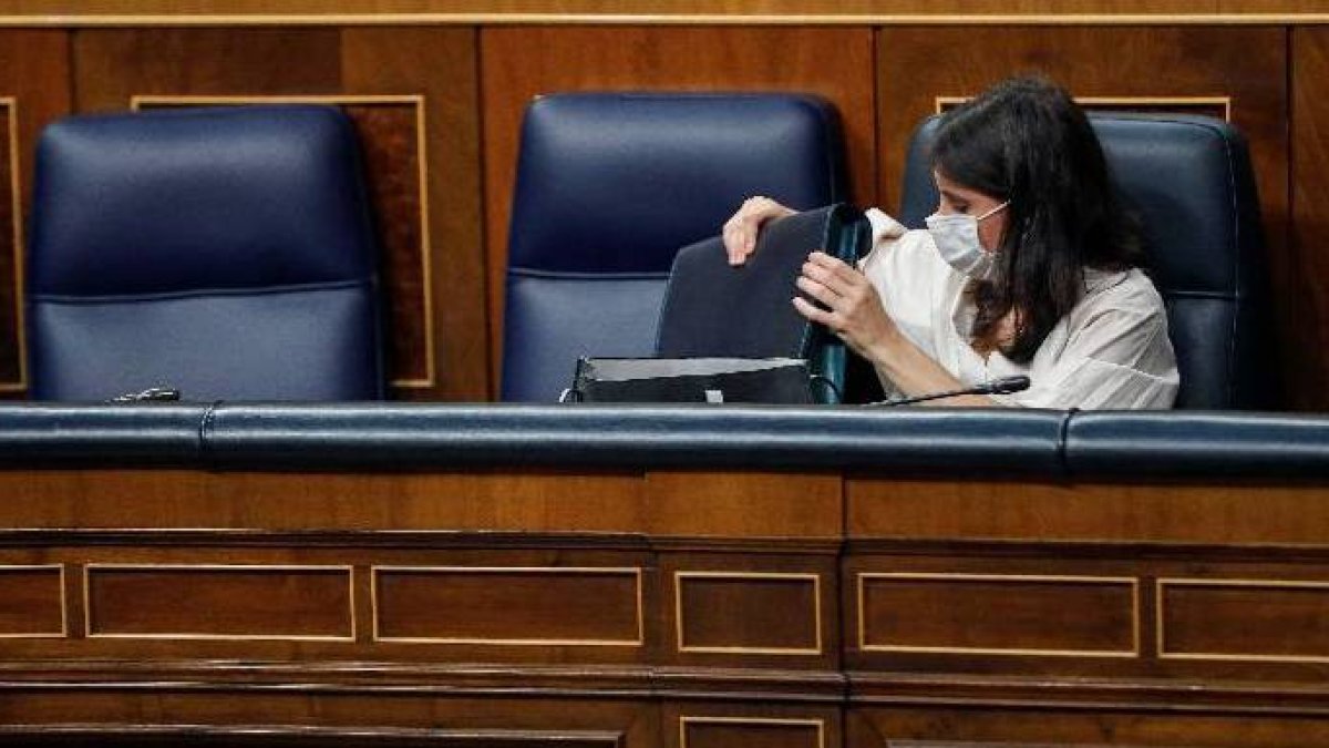 Irene Montero rebusca entre sus papeles en la bancada del Gobierno.