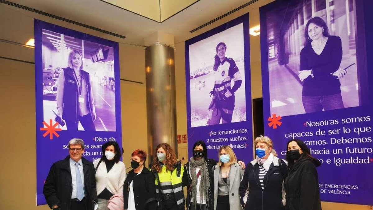 Las mujeres trabajadoras de la APV, protagonistas de la exposición, junto a Aurelio Marínez, presidente de la APV.