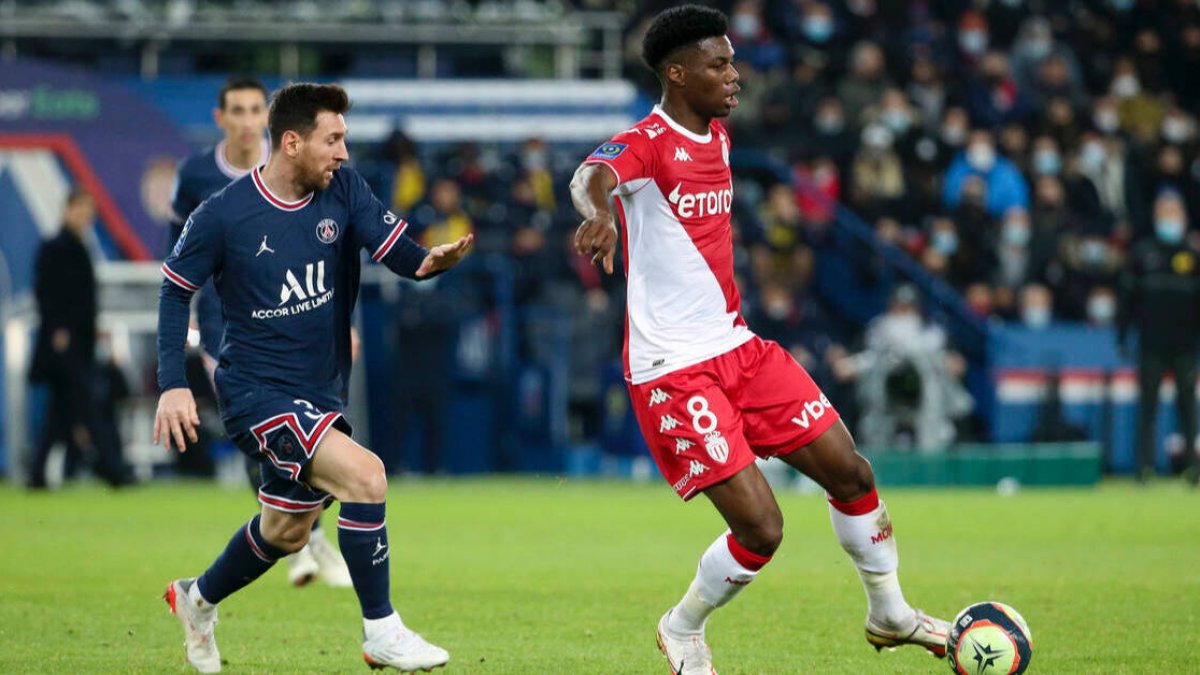 Tchouaméni protege el balón ante 
Messi durante un partido entre el Mónaco y el PSG esta temporada.