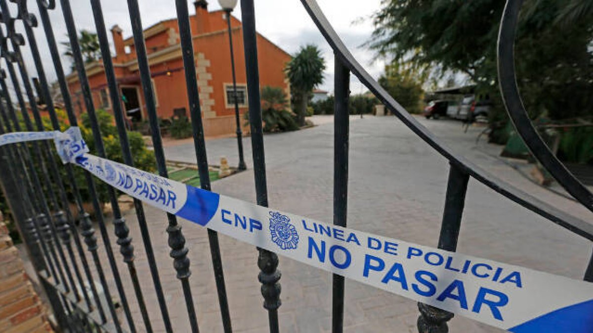 Domicilio que está siendo investigado tras la detención de un joven de 15 años en relación a la muerte de sus padres y su hermano