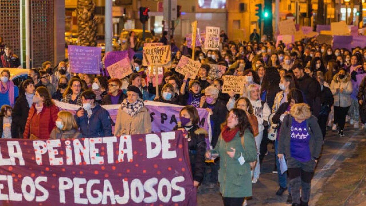 Miles de personas se han sumado a las reivindicaciones feministas en Elche