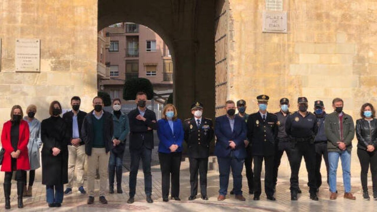 El alcalde de Elche, Carlos González, junto a autoridades políticas y policiales en el acto celebrado en Elche