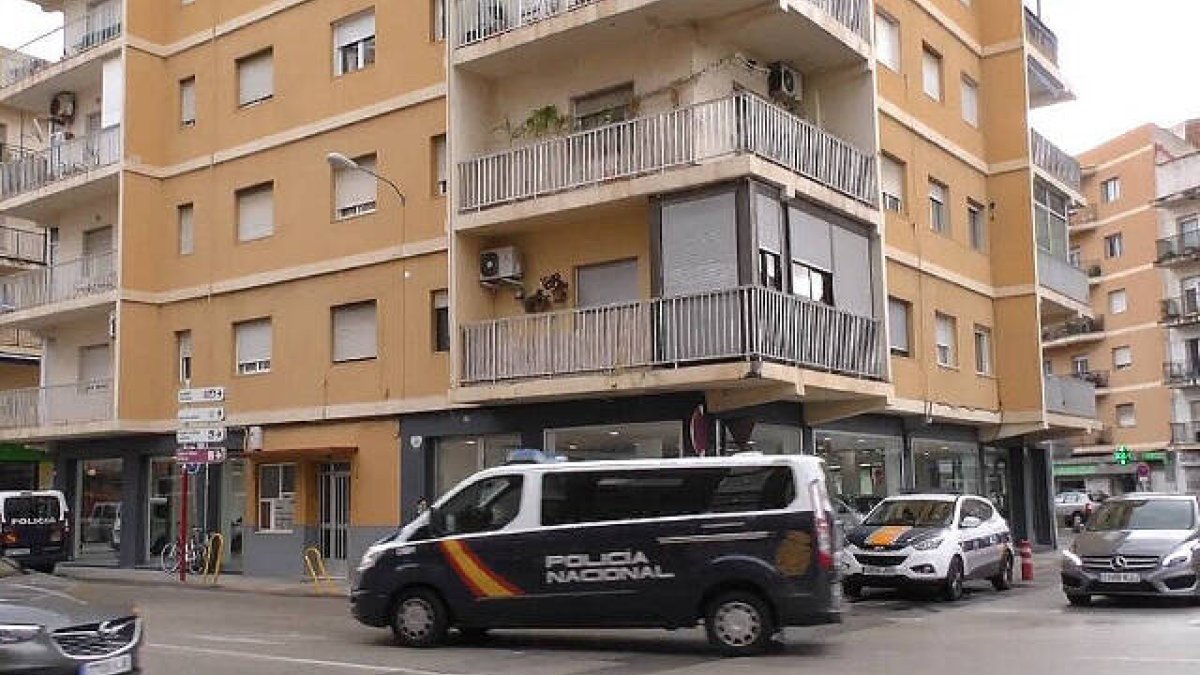 El hombre usó una escalera metálica para acceder a la ivienda por el balcón