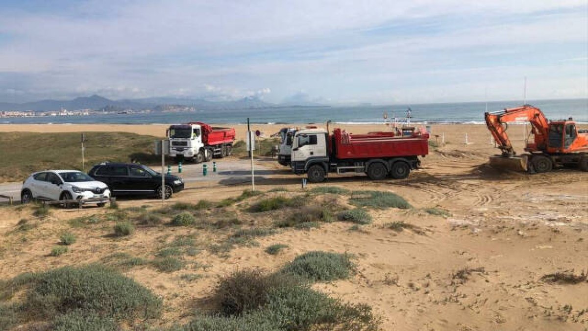 El primer paso que se ha emprendido consiste en el reperfilado, la extracción y el acopio de arena de la playa del Altet