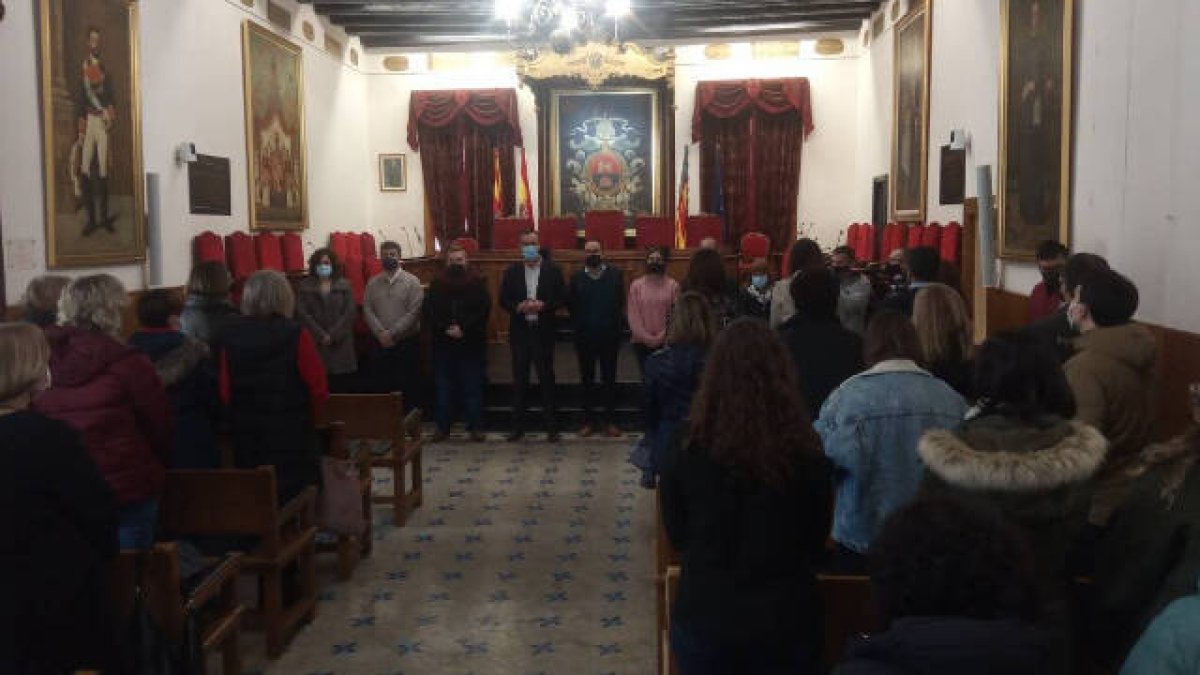 Concejales de la corporación municipal de Elche han guardado tres inutos de silencio por el asesinato de Sueca