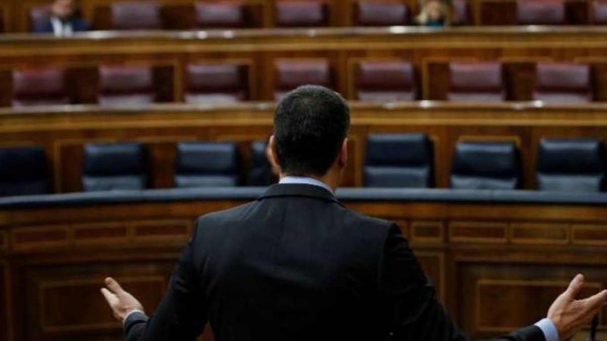 Pedro Sánchez, en un pleno del Congreso, se dirige a un hemiciclo vacío.