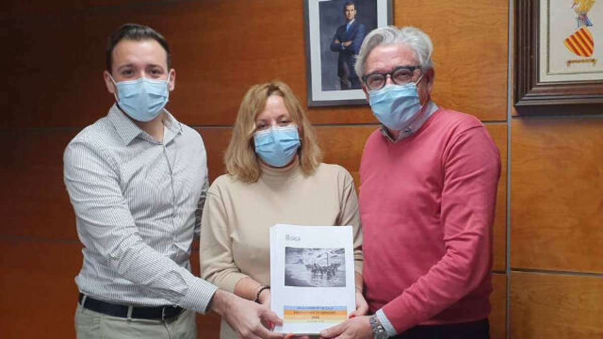 Ana sala, alcaldesa de Calpe, acompañada del primer teniente de alcalde, Juan Manuel del Pino y por el concejal de hacienda, Fernando Ortiz, presentan los presupuestos para el ejercicio 2022