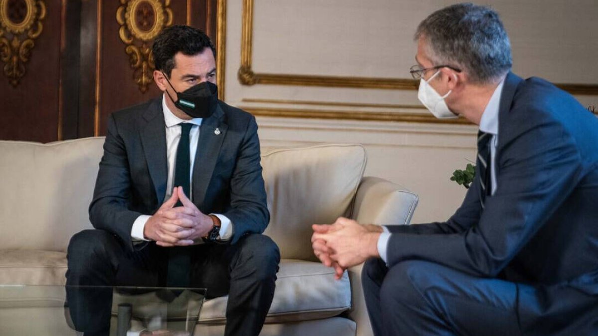 El presidente de la Junta, Juanma Moreno, ha recibido este miércoles en el Palacio de San Telmo al gobernador del Banco de España, Pablo Hernández de Cos.