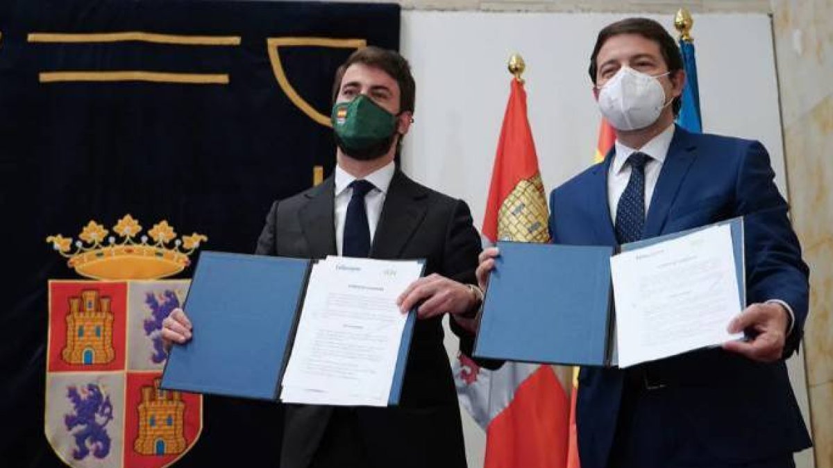 Mañueco y García Gallardo posando con su acuerdo de legislatura.