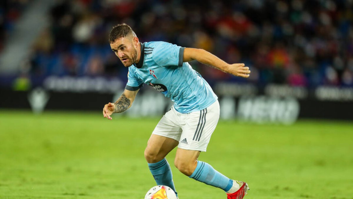 Javi Galán conduce el balón durante un partido con el Celta.