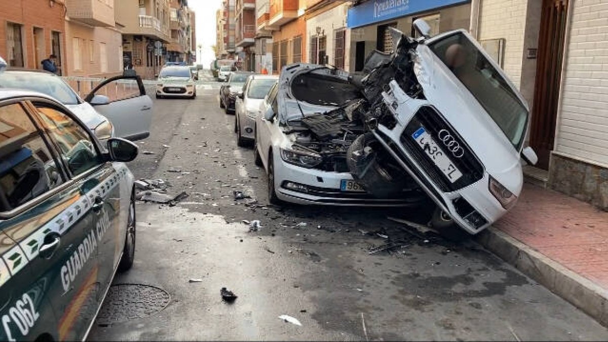 El vehículo se ha estampado brutalmente contra otros que estaban estacionados