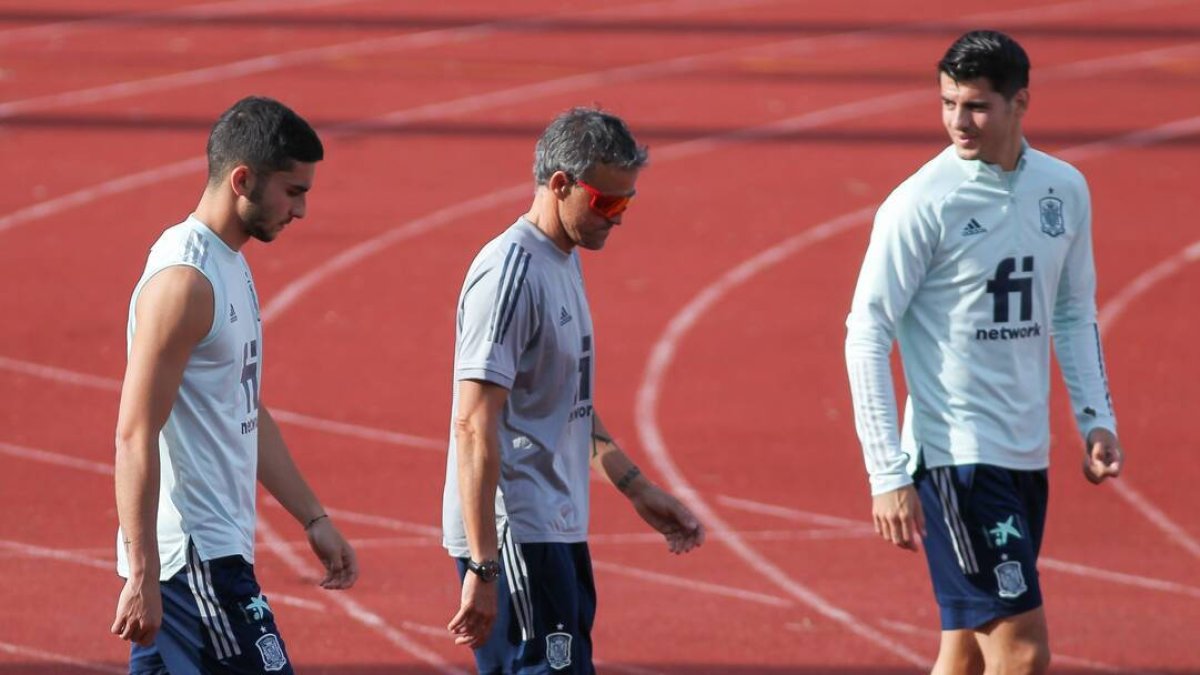 Ferrán Torres, junto a Luis Enrique y a Álvaro Morata, en una reciente concentración de la selección.