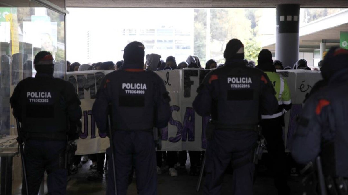 Línea policial ante el edificio de la UAB donde se celebra el acto de S'ha Acabat