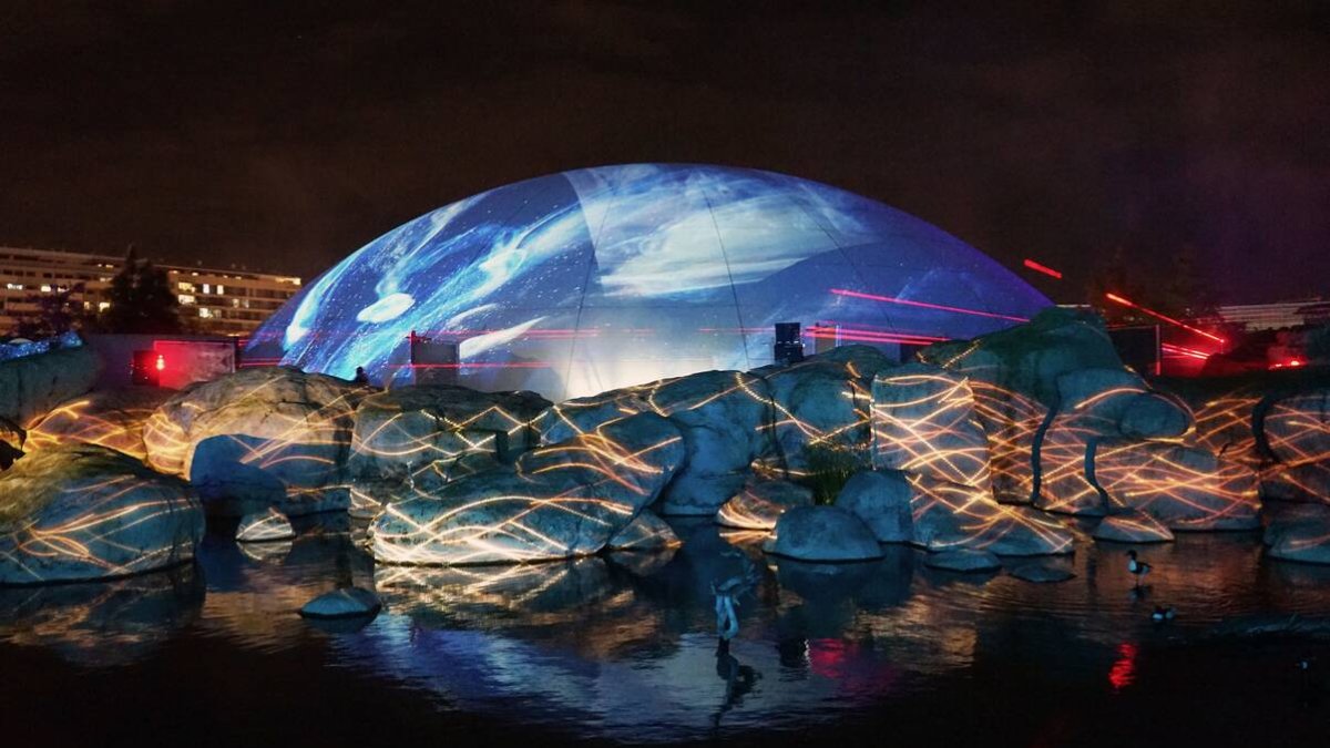 Paseo inmersivo de 'Naturaleza Encendida' en el Oceanogràfic de València.