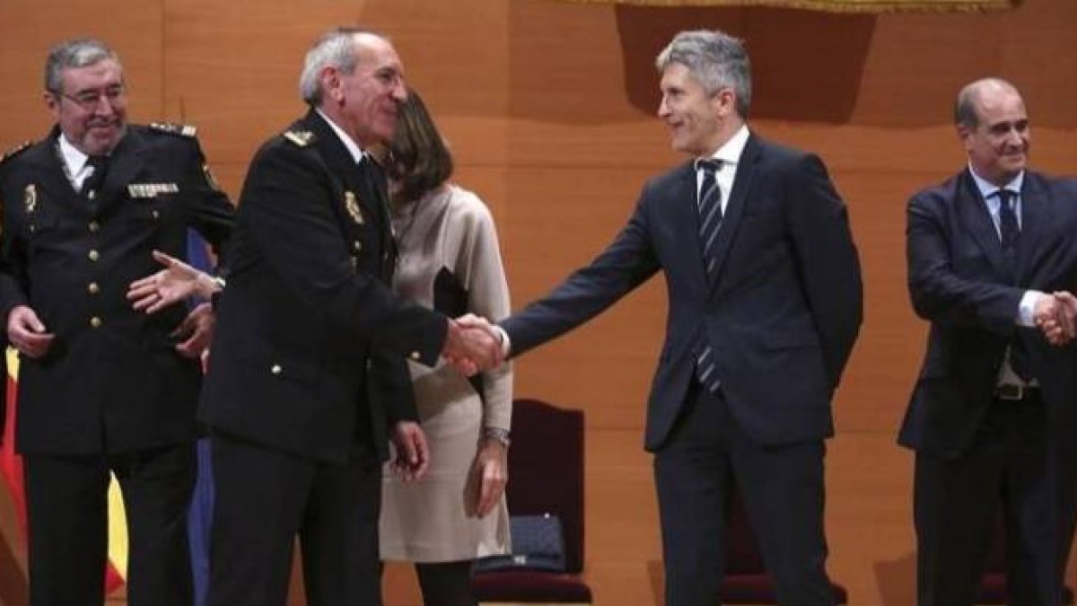 Marlaska saluda al director operativo de la Policía. A su derecha, Francisco Pardo, director general del Cuerpo.