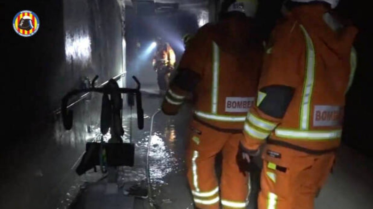 Bomberos en el interior de la residencia de Moncada sofocando el incendio