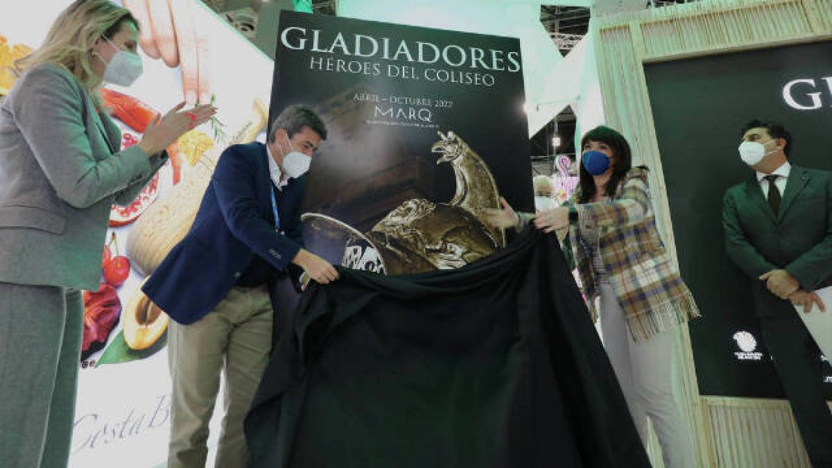 Carlos Mazón y Julia Parra durante la presentación de la exposición en Fitur