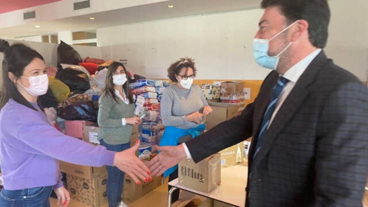 Luis Barcala, alcalde de Alicante, ha visitado las instalaciones del centro de recogida de alimentos